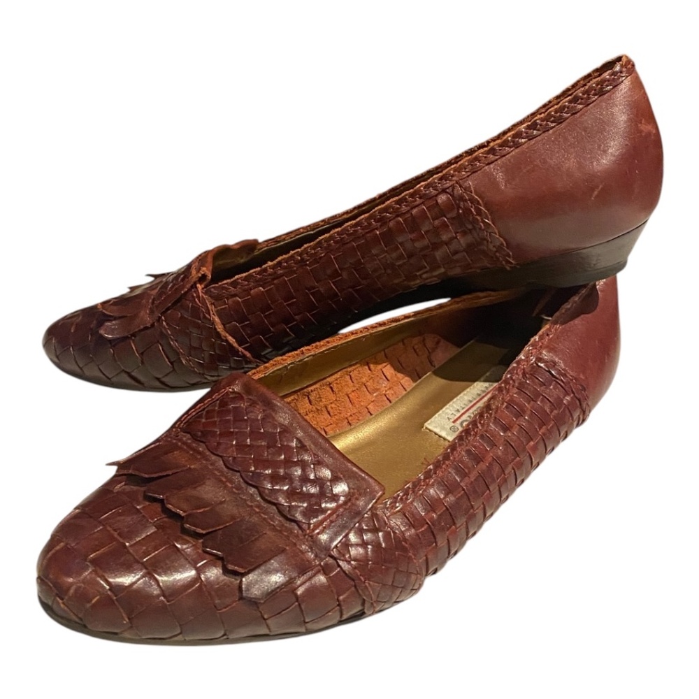 Vintage Bandolino mahogany leather woven pointed toe, wooden heel shoe. Sz. 7